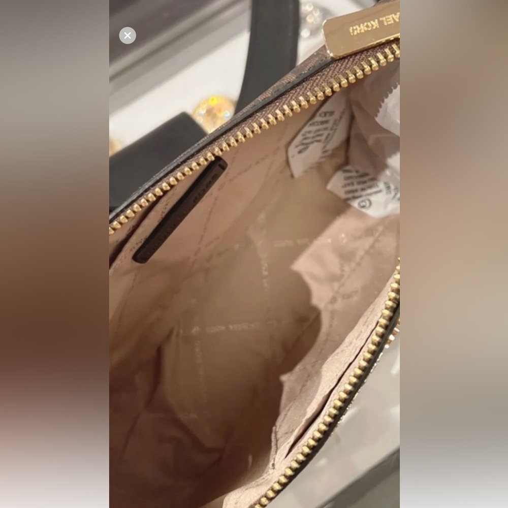 MICHAEL KORS JET SET CROSS BODY BAG  TECH ATTACHED Never used.  New Without tag. - Picture 4 of 4